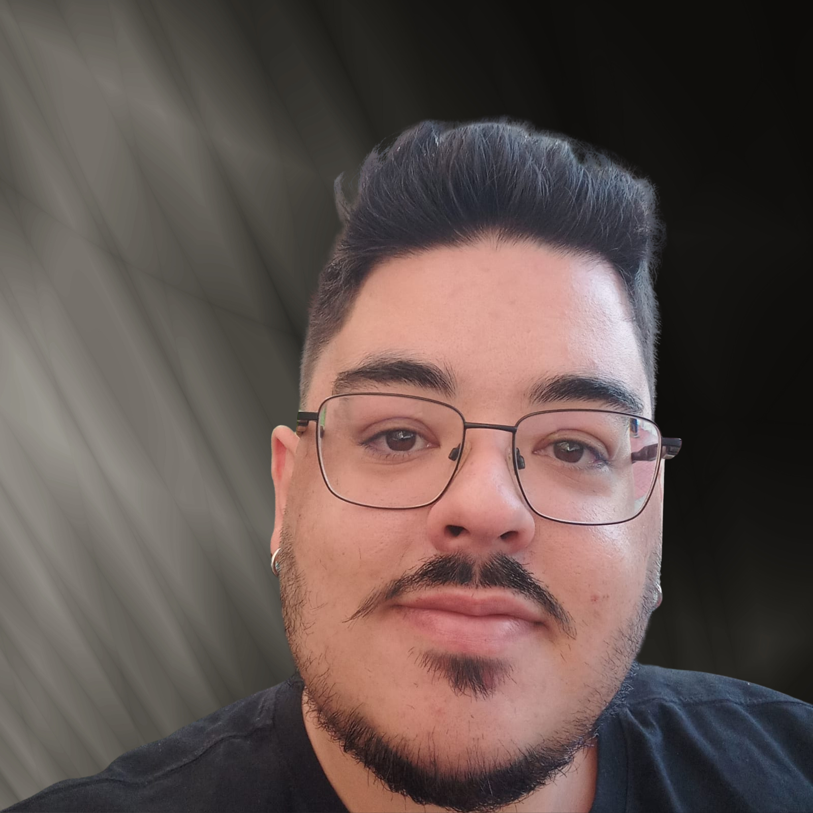 Foto do Lucas de Santana Schmalz, um homem de pele clara, cabelo castanho escuro e barba, sorrindo levemente.